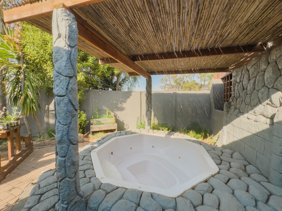 4 Bedroom Property for Sale in Richwood Western Cape